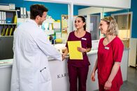 Bettys Diagnose – Dr. Paul Eckart (Florian Frowein, l.), Ava Edemir (Rona Özkan, M.) und Mia Kunze (Antonia Dö?ring, r.).