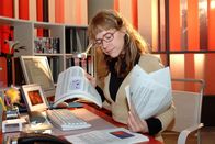 Verliebt in Berlin – Zurück im Büro, macht sich Lisa (Alexandra Neldel) motiviert und professionell an die Arbeit. Scheint sie doch unentbehrlich! (Dieses Foto von Alexandra Neldel darf nur in Zusammenhang mit der Berichterstattung über die Serie "Verliebt in Berlin" veröffentlicht und verbreitet werden.)