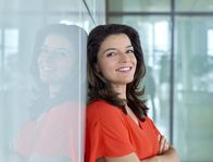 Umschau – Moderatorin Ana Plasencia im neu gestalteten UMSCHAU-Studio.