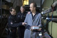Großstadtrevier – Olli Schwacke (Rudolf Krause, r.), der Bruder von Polizistenmörder Manni, hat seine Hilfe bei Reparaturarbeiten im Polizeikommissariat 14 angeboten. Doch dann beschleicht Hannes Krabbe (Marc Zwinz, M.) und Daniel Schirmer (Sven Fricke, l.) ein schrecklicher Verdacht.