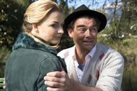 Der Bergdoktor – Anne (Ines Lutz) freut sich, dass ihr Vater Arthur (Martin Feifel) seinen Alkoholismus in der Klinik in den Griff bekommen hat. Aber er hat auch schlechte Nachrichten für sie.