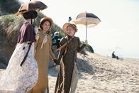 Sanditon – Clara Brereton (Lily Sacofsky), Charlotte Heywood (Rose Williams) und Mary Parker (Kate Ashfield),