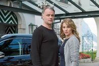Die Bergretter – Katharina (Luise Bähr, r.) bittet ihren Ex-Freund Thomas (André Röhner, l.) um medizinischen Rat, was ihren Vater angeht.