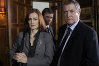 Inspector Barnaby – Julia Benson (Pooky Quesnel, l.), Sergeant Jones (Jason Hughes, M.) und Inspector Barnaby (John Nettles, r.).