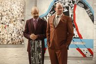 Superior Donuts – Setzen sich Fawz (Maz Jobrani, l.) und Tush (David Koechner, r.) für Franco ein, nachdem dieser von einer Galeristin grob abgewiesen wurde?