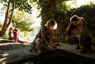Dead Girls Dancing – Die Mädchen waschen sich am Dorfbrunnen. Von links: Malin (Katharina Stark), Ira (Luna Jordan), Ka (Noemi Liv Nicolaisen) und Zoe (Sara Giannelli).