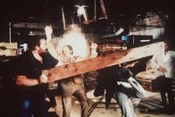 Die Miami Cops – Es kommt zu einem alles entscheidenden Showdown in einem alten Lagerhaus. Bei dem Steve (Bud Spencer, l.) mit den Gangstern ordentlich aufräumt ...