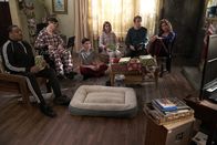 Speechless – (v.l.n.r.) Kenneth Clements (Cedric Yarbrough); JJ DiMeo (Micah Fowler); Ray DiMeo (Mason Cook); Dylan DiMeo (Kyla Kenedy); Jimmy DiMeo (John Ross Bowie); Maya DiMeo (Minnie Driver)