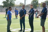 The Rookie – Officer Bradford (Eric Winter, 2. v. r.) und sein Rookie Jackson West (Titus Making Jr, 2. v. l.) sollen als freiwillige Football Trainer im Rahmen eines Community Policing Projektes aushelfen.