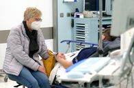 Die Unfallklinik – Oma Lydia gibt ihrer Enkelin Illaria Unterstützung.