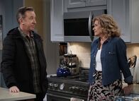 Last Man Standing – Mike Baxter (Tim Allen, l.); Vanessa Baxter (Nancy Travis, r.)