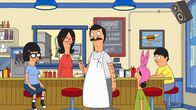 Bob's Burgers – Noch ist alles in Ordnung, doch schon bald soll ein mechanischer Hai, als Attraktion für den Pier, die Stadt terrorisieren: Bob (M.), Linda (2.v.l.), Gene (r.), Louise (2.v.r.) und Tina (l.) ...