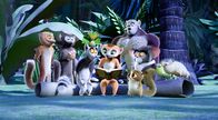 King Julien – Flora (2.v. vorne l.) liest King Julien (vorne l.) und den anderen Dschungelbewohnern eine abenteuerliche Rittergeschichte vor, in der sie tagsüber noch gefangen war.