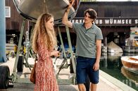 Reiterhof Wildenstein – Rike (Klara Deutschmann) bespricht sich mit ihrem Bruder Jesper (Florian Maria Sumerauer).