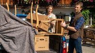 Der Bergdoktor – Der Bergdoktor Staffel 14 Folge 2 Linns Einzug über der Praxis: Andrea Gerhard als Linn Kemper, Heiko Ruprecht als Hans