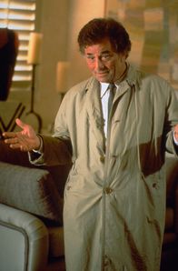 Columbo – Columbo (Peter Falk), der kultige Inspektor mit Glasauge, Trenchcoat und schräger Körperhaltung, bei seinen Recherchen.