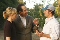 Monk – Der entflohene Sträfling Jack (Steve Zahn, r.) behauptet doch tatsächlich, Monks (Tony Shalhoub, M.) Halbbruder zu sein. Natalie (Traylor Howard, l.) versteht die Welt nicht mehr ...