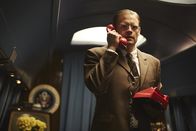Sketch History – Hat mit seinem Chef John F. Kennedy wie immer alle Hände voll zu tun: Robert McNamara (Max Giermann).