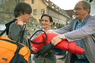 Schloss Einstein – Frau Rottbach (Angelika Böttiger) und Herr Pasulke (Gert Schaefer) rüsten Adrian (Lukas Lange, li.) richtig für das Campen aus.