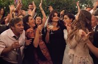 Offenes Geheimnis – Laura (Penelope Cruz, Mitte) bei der ausgelassenen Hochzeitsfeier ihrer Schwester Ana (Inma Cuesta, Mitte rechts).