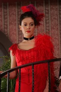 Charmed - Zauberhafte Hexen – Im Jahre 1890 kämpft Phoebe (Alyssa Milano) gegen das Böse ...