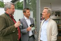 Die Rosenheim-Cops – Der Fall nimmt eine überraschende Wendung. Kommissar Hansen (Igor Jeftic, M.) und Stadler (Dieter Fischer, l.) erhalten von Kardiologe Rhein (Christian Heller, r.) einen wichtigen Hinweis.