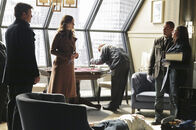 Castle – Arbeiten gemeinsam an einem neuen Fall: Richard Castle (Nathan Fillion, l.), Kate Beckett (Stana Katic, 2.v.l.), Javier Esposito (Jon Huertas, 2.v.r.) und Lanie Parish (Tamala Jones, r.)