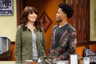 Superior Donuts – Noch ahnen Randy (Katey Sagal, l.) und Franco (Jermaine Fowler, r.) nicht, dass ihre Verkupplungsversuche böse enden könnten ...