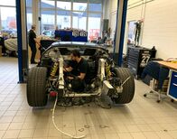 Der Geiger – Dino works on the car.
