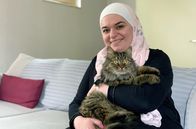 Re: – Lina mit ihrem Kater Cookie: Über ein Jahr konnte sie ihn nicht in den Arm nehmen.