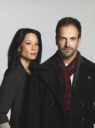 Elementary – (2. Staffel) - Mit hervorragender Auffassungsgabe versucht Sherlock Holmes (Jonny Lee Miller, r.) neue Kriminalfälle zu lösen. Unterstützt wird er von seiner "Aufpasserin" Joan Watson (Lucy Liu, l.) ...