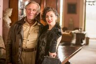 Father Brown – Der Archäologe Sir Raleigh (Nicholas Farrell, l.) ist stolz auf seinen Fund: eine über 3000 Jahre alte Mumie. Doch es scheint, als läge ein Fluch über all denen, die in Kontakt mit ihrem Sarkophag kommen. Seine erste Frau hat die Mumie bereits schon dahingerafft. Wird der Fluch der Mumie auch seine zweite Frau Caterina (Poppy Corby-Tuech, r.) treffen?
