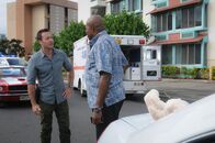 Hawaii Five-0 – Als eine Frau zu Hause ermordet wird, müssen Steve (Alex O'Loughlin, 2.v.r.), Grover (Chi McBride, l.) und das restliche Team alles geben, um den Mörder zu fassen. Doch dies ist gar nicht so einfach ...