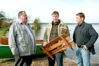 Die Rosenheim-Cops – Gegenüber Korbinian Hofer (Joseph Hannesschläger, l.) und Christian Lind (Tom Mikulla, r.) gibt Cornelius Burghard (Christoph Zrenner) zu, den Toten gehasst zu haben, aber er sei kein Mörder.
