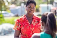 Death in Paradise – Darlene (Ginny Holder, l.) befragt Laurette (Leah Walker, r.), eine Angestellte einer Computer-Werkstatt und zugleich Bekannte. Weiß sie über die dubiosen Vorgänge in dem Laden Bescheid?