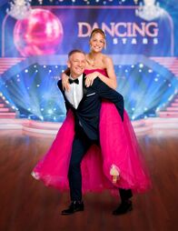 Dancing Stars – Präsentiert wird die Show von Mirjam Weichselbraun und Andi Knoll.