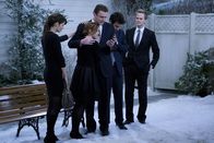 How I Met Your Mother – Gute Freunde halten auch in schweren Zeiten zusammen: Ted (Josh Radnor, 2.v.r.), Marshall (Jason Segel, M.), Barney (Neil Patrick Harris, r.), Lily (Alyson Hannigan, 2.v.l.) und Robin (Cobie Smulders, l.) ...