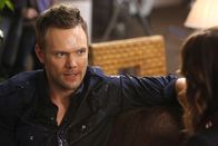 Community – Der selbstbewusste Jeff (Joel McHale, l.) lernt auf der "InspecTiCon" die hübsche Lauren kennen ...