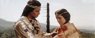 Winnetou II – Bei einer seiner vielfältigen Friedensmissionen lernt Winnetou (Pierre Brice, l.) Ribanna (Karin Dor, r.), Tochter des Häuptlings der Assiniboin, kennen und lieben. Doch ihre Liebe steht unter keinem guten Stern ...