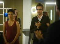 Extant – Noch ahnt Charlie (Tyler Hilton, r.) nicht, welchen starken Einfluss Lucy (Kiersey Clemons, l.) auf Ethan hat ...
