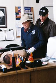 Navy CIS – Ermitteln am Tatort: Ducky (David McCallum, M.) und Gibbs (Mark Harmon, r.) ...