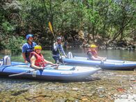 Verrückt nach Meer – Daniela Wolpert und Dennis Rowlin sitzen in Rafting Booten bei ihrem Ausflug in Costa Rica.