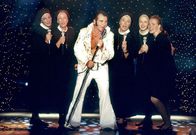 Um Himmels Willen – Ein starker Auftritt: "Elvis" Wöller (Fritz Wepper, 3.v.l.), die Nonnen (Anne Weinknecht, Karin Gregorek, Jutta Speidel, Emanuela von Frankenberg) und Barbara (Anna Luise Kish) bei ihrer spektakulären Gesangseinlage.