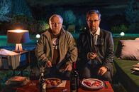 Tatort – Bei TK-Pizza und Rotwein sinnieren Hauptkommissar Thiel (Axel Prahl, l.) und Dr. Karl-Friedrich Boerne (Jan Josef Liefers, r.) über die möglichen Szenarien des tödlichen Unfalls nach dem Streit zwischen Doreen Prätorius (Cordelia Wege) und Oskar Weintraub (Nils Bunkhorst).