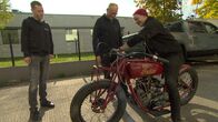 Der Geiger – v.l.) and mechanic Basti next to an Indian built in 1923 and the owner.
