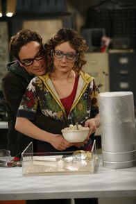 The Big Bang Theory – Als Leonard (Johnny Galecki, l.) sich Leslie (Sara Gilbert, r.) im Labor annähert, weist sie ihn prompt zurück und erklärt, dass sie lediglich auf die natürliche Hormonausschüttung ihres Körpers reagiert habe und ihr Bedürfnis nach Sex für die nächsten Wochen befriedigt ist ...