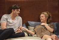 Two and a Half Men – Der Versuch, ihre Beziehung wieder aufzuwärmen, endet im Desaster: Walden (Ashton Kutcher, l.) und Kate (Brooke D'Orsay, r.) ...