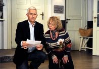 Rote Rosen – ARD ROTE ROSEN FOLGE 1200 Uhr im ERSTEN. Thomas (Gerry Hungbauer, l. mit Madeleine Lierck-Wien, r.) erfährt durch einen Zufall, dass seine Mutter Johanna sehr krank ist.