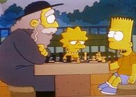 Die Simpsons – Bart (re.) und Lisa versuchen Rabbi Krustowsky (li.) davon zu überzeugen, dass er seinen Sohn Krusty nicht verstoßen soll.