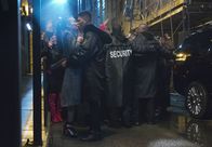 Empire – Als Hakeem (Bryshere Y. Gray, vorne r.) Lauras (Jamila Velazquez, vorne l.) Familie kennenlernt, die sehr liebevoll miteinander umgeht, wird ihm bewusst, wie sehr er sich das auch von seiner eigenen wünschen würde. Daraufhin fasst er einen Entschluss, der seine Zukunft verändern wird ...